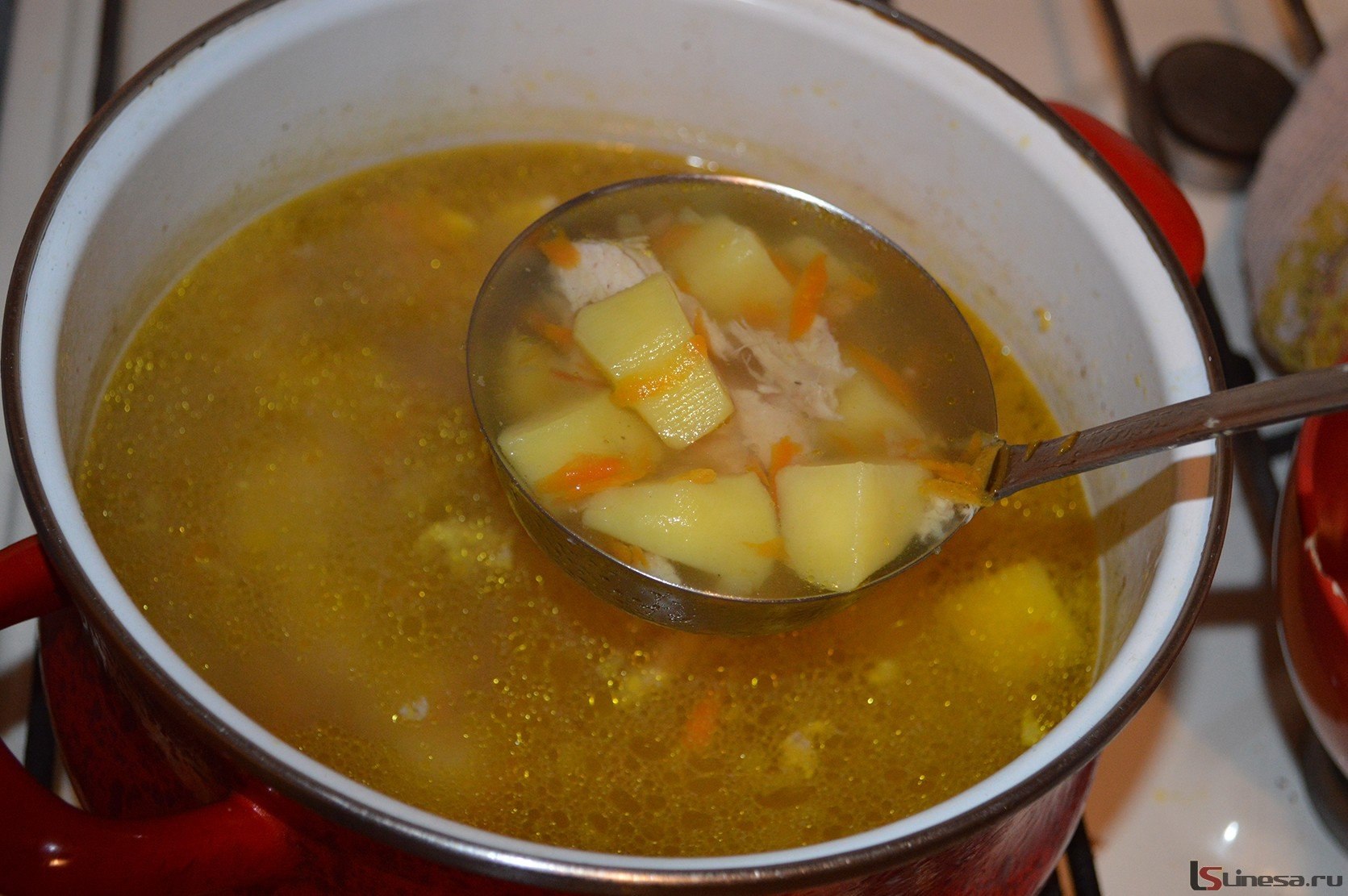 Как приготовить кур бульон. Суп домашний. Суп в кастрюле. Куриный суп в кастрюле. Картофельный суп на курином бульоне.