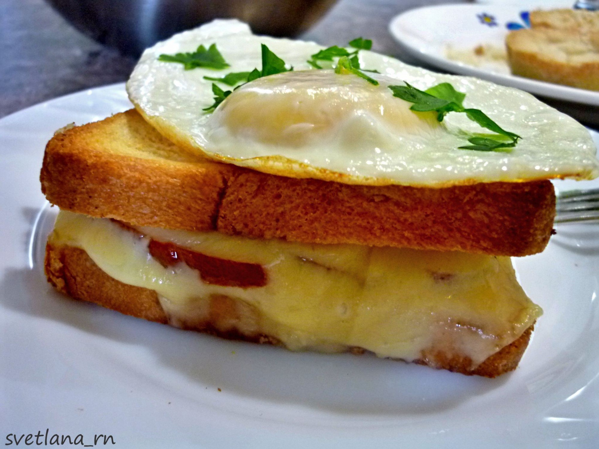 Горячий бутерброд с сыром. Бутерброд с яйцом. Бутерброды с яйцом и сыром. Горячие бутерброды с сыром на сковороде.