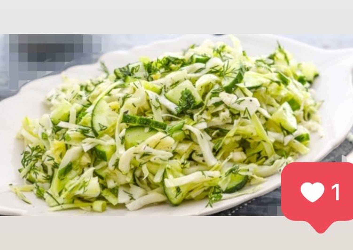 Рецепт капусты со свежими огурцами. Салат из капусты. Салат с капустой и огурцом. Капустный салат. Салат с капустой и горошком.