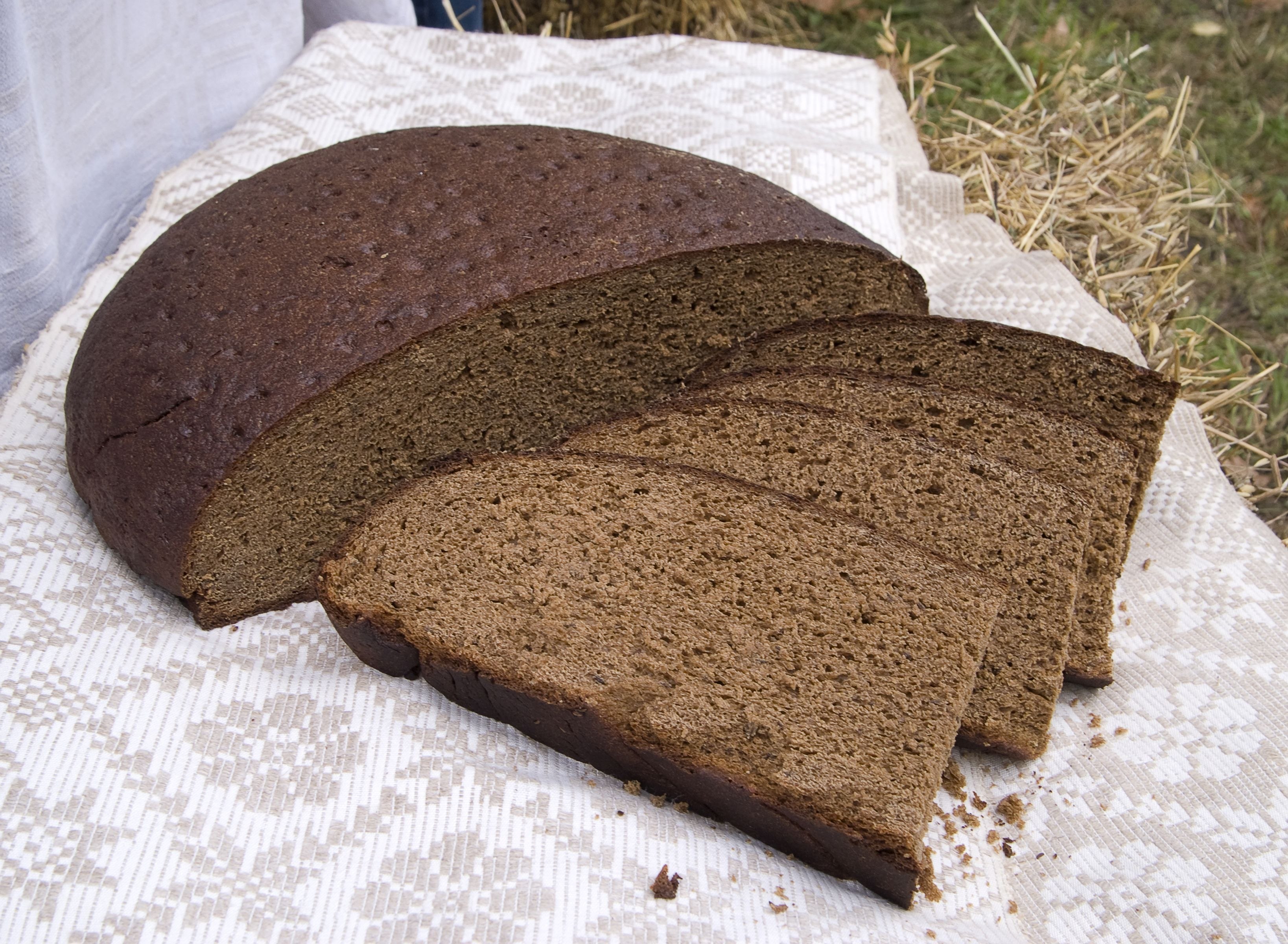 Черных хлеб. Ржано-пшеничный хлеб "монастырский". Черный хлеб. Хлеб ржаной круглый. Черный ржаной хлеб.