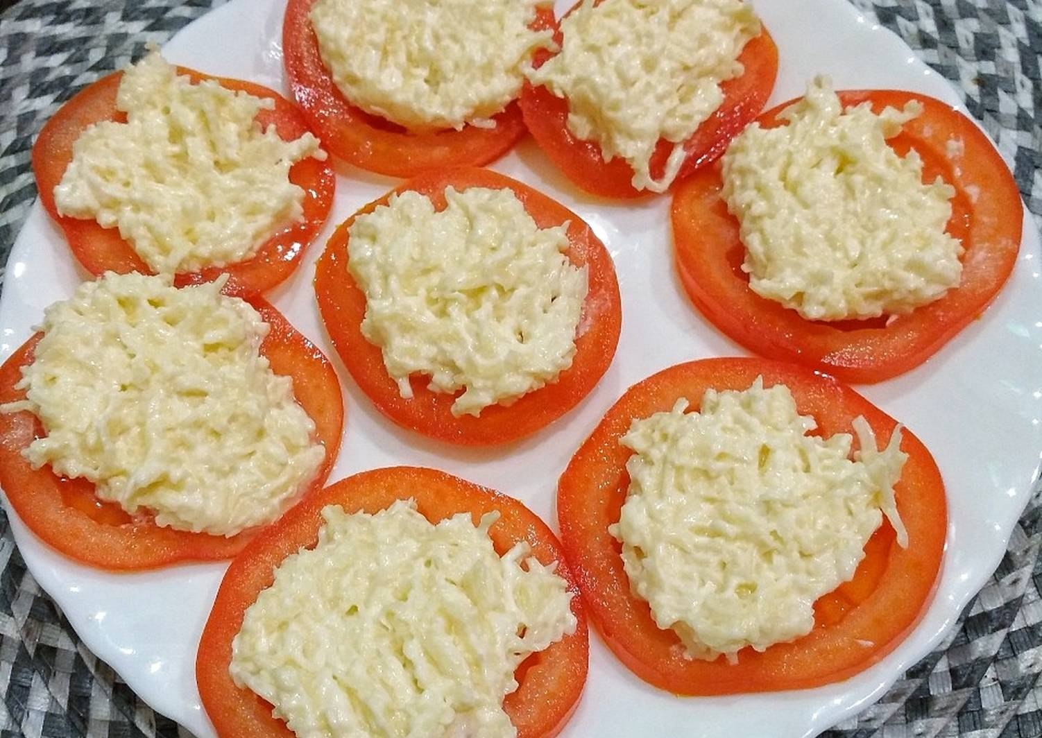 Свежий помидор с сыром