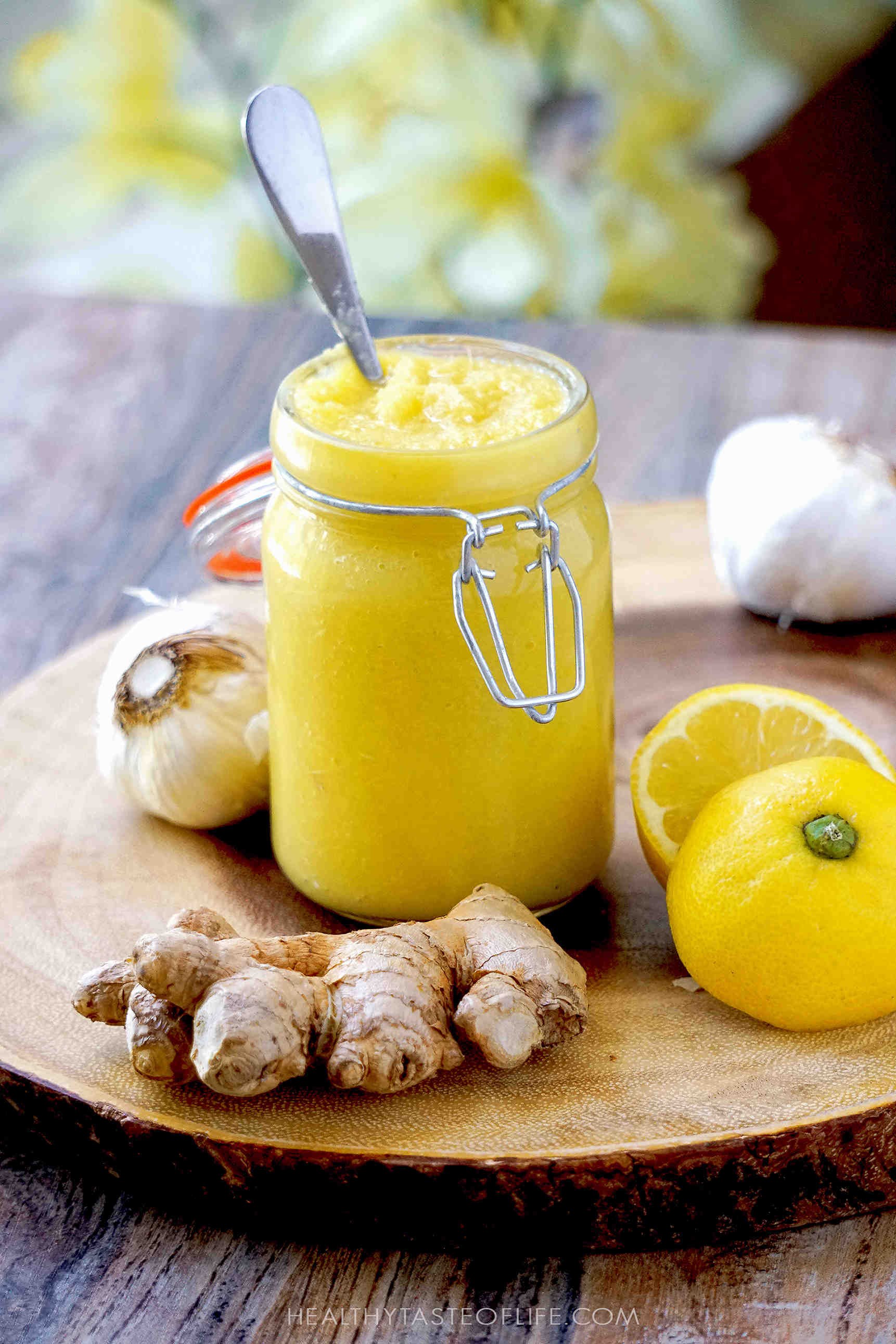 Лимон мед чеснок польза. Смесь с имбирем лимоном и медом. "Имбирь, лимон и мёд" сироп 100 мл. Смесь имбиря и лимона с чесноком и мёдом. Лимон с имбирем.