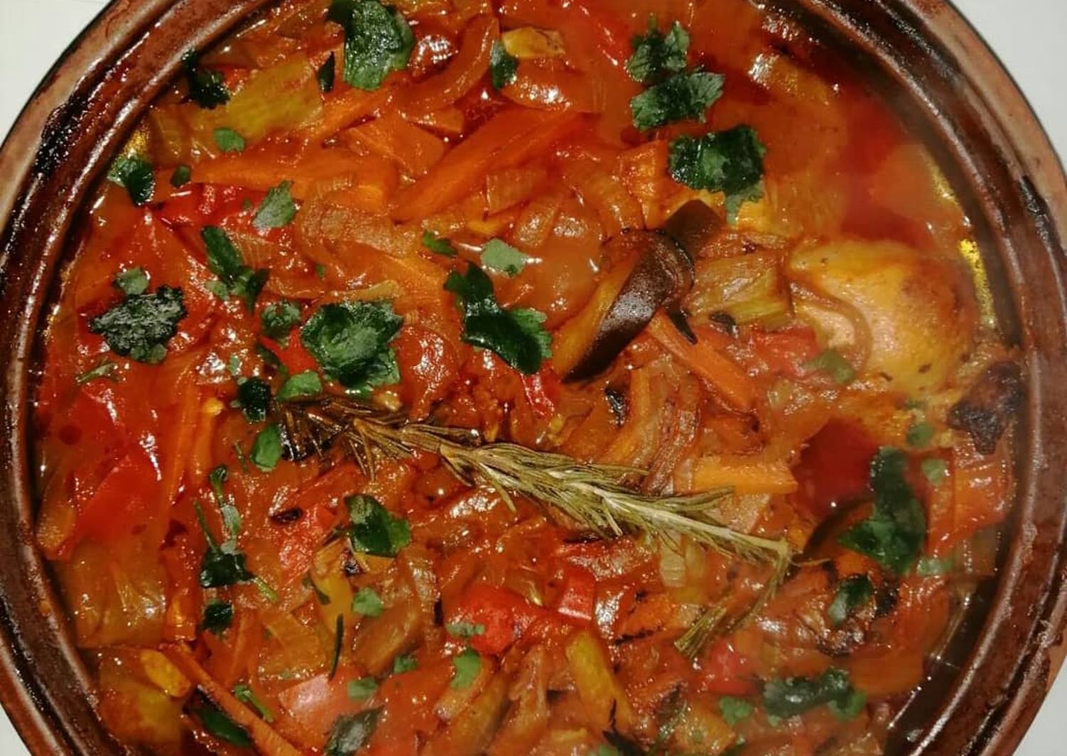 Рыба с овощами в томатном соусе. Кролик в томатном соусе. Соус томатный с овощами. Кролик тушеный с овощами. Кролик тушеный в соусе с овощами.