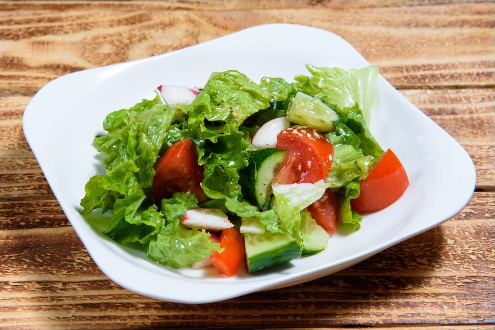 Салат из овощей огурец и помидор