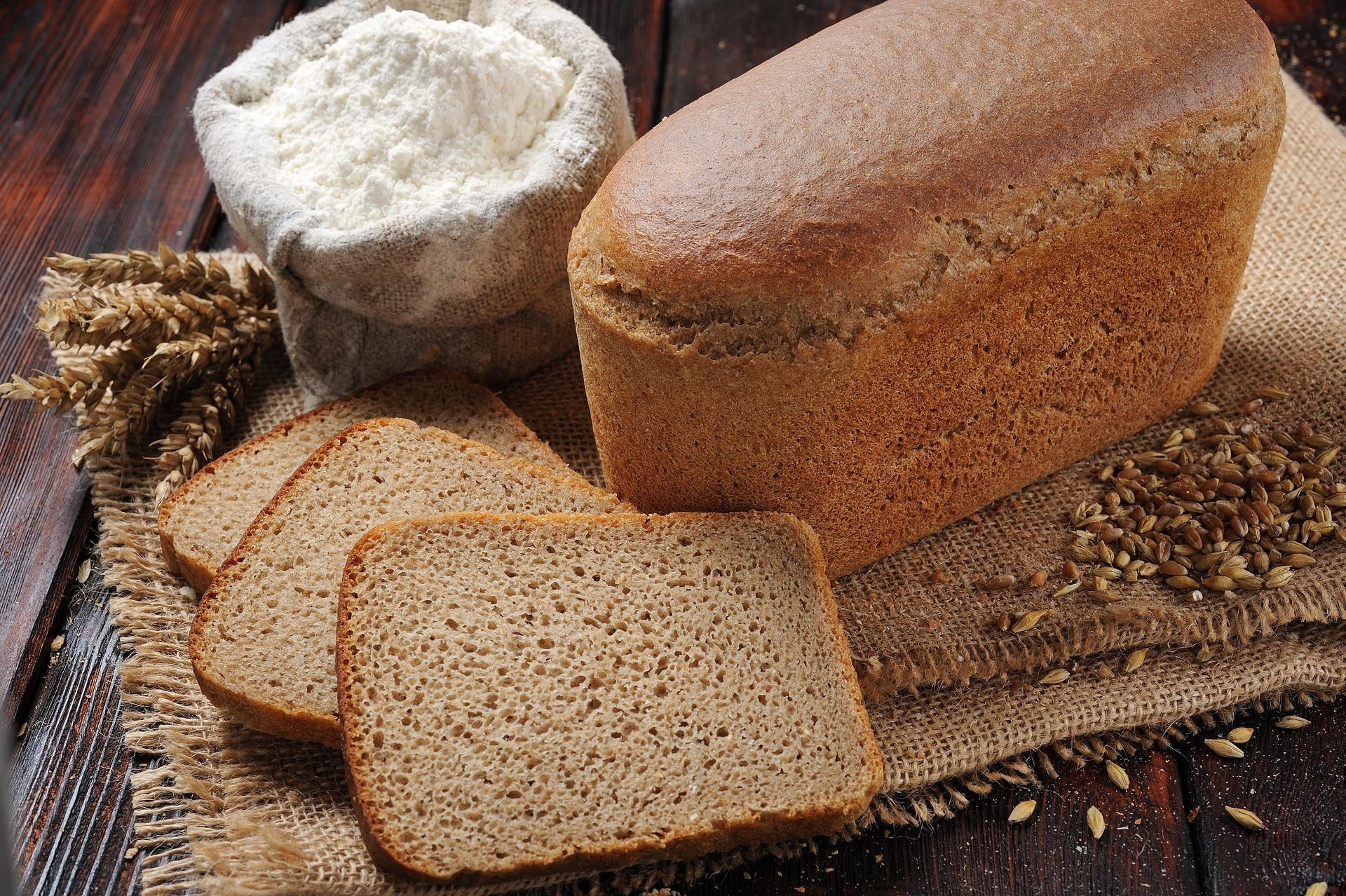 Из смеси ржаной и пшеничной. Ржано-пшеничный хлеб. Хлеб "Дарницкий" ржано-пшенич. Хлеб ржано-пшеничный 650гр. Рецептура ржано-пшеничного хлеба.
