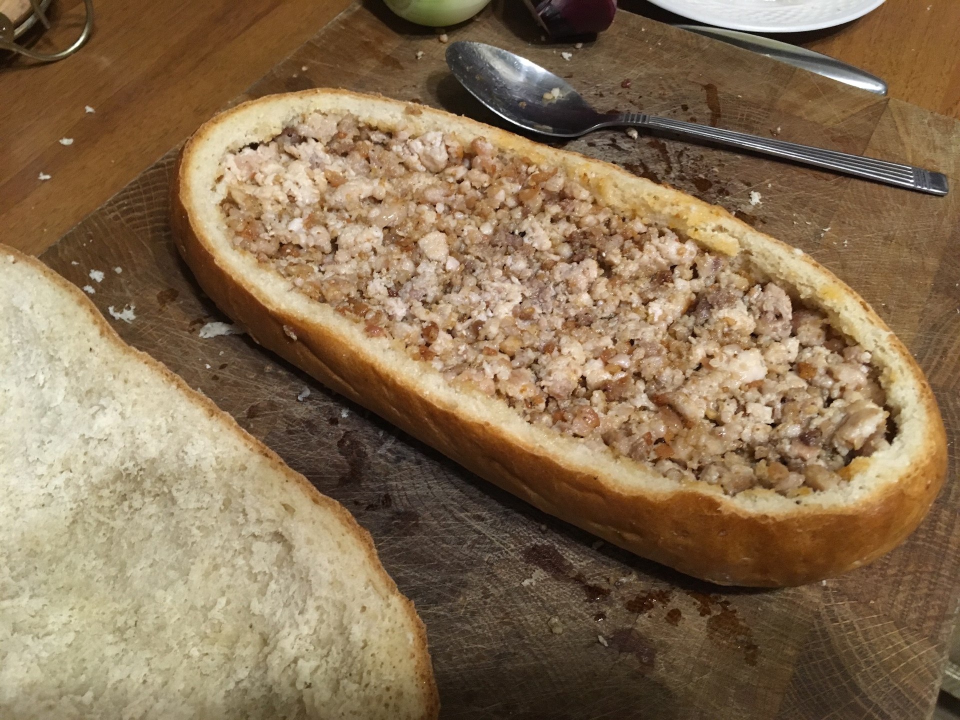 Хлеб с фаршем в духовке. Бутерброд из батона. Батон для бутербродов. Сэндвич в батоне. Фарш в хлебе.