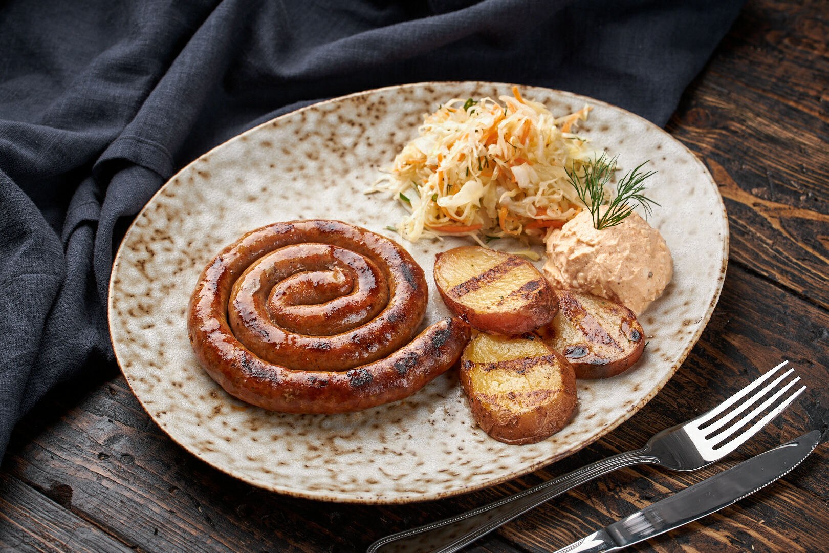 Сербская кухня. Сербская Мясара. Кобасица Сербская кухня. Сербская булочка жареная на гриле. Урнебес по сербски.