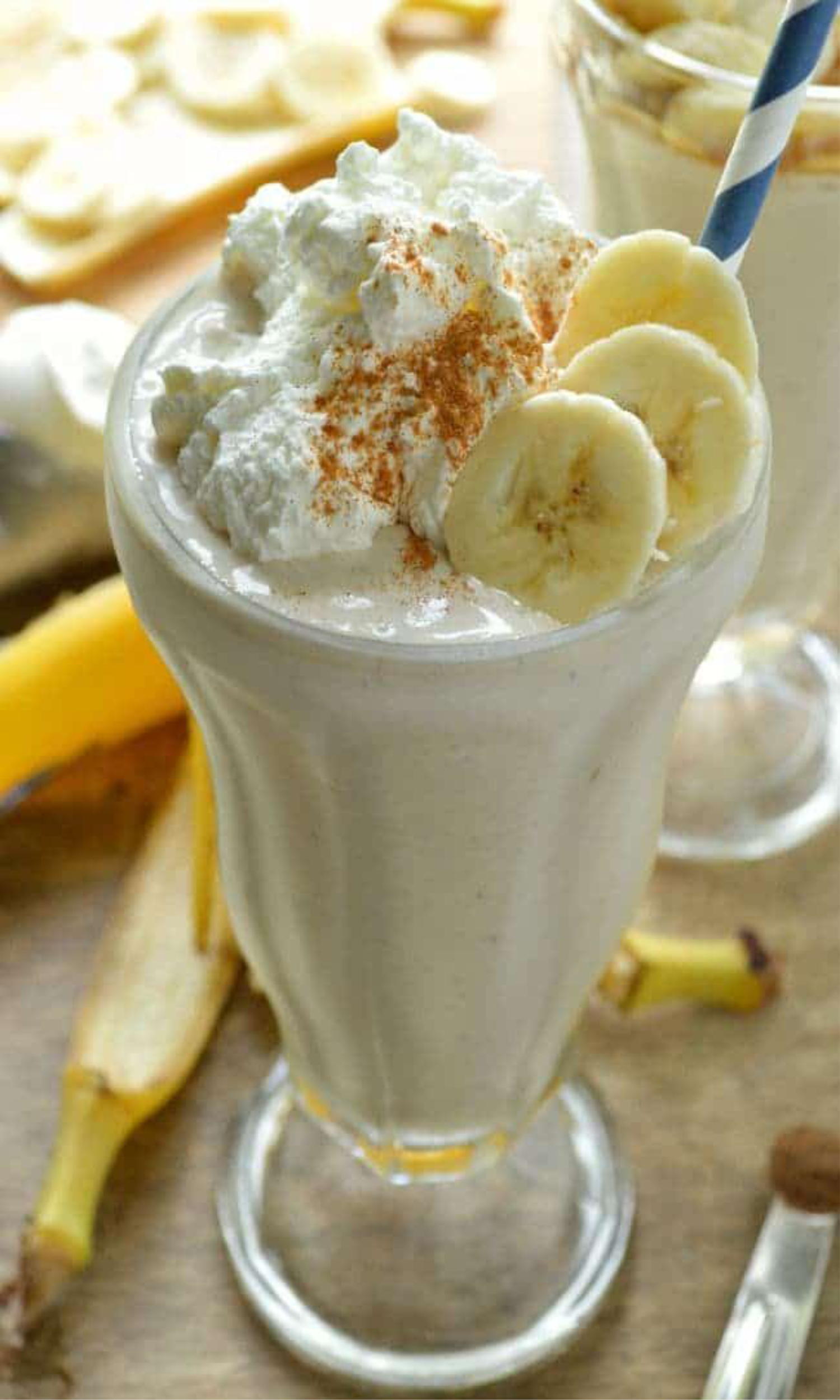 Банан молоко коктейль рецепт с блендером. Молочный коктейль банановый милкшейк. Милк Шейк коктейль банановый. Бананово-шоколадный милкшейк. Коктейль Милк Шейк молочный.