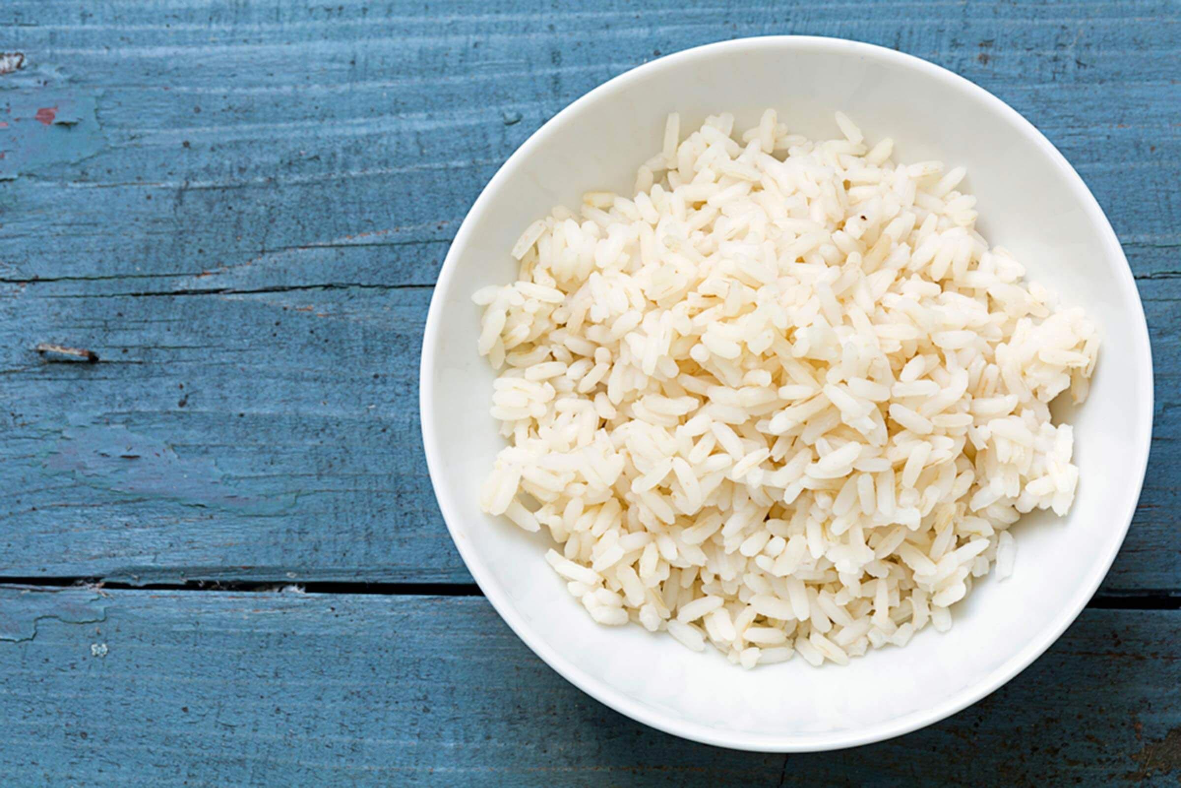Вареном виде. Рис в тарелке. Рис отварной. Рис вареный. Рис сверху.