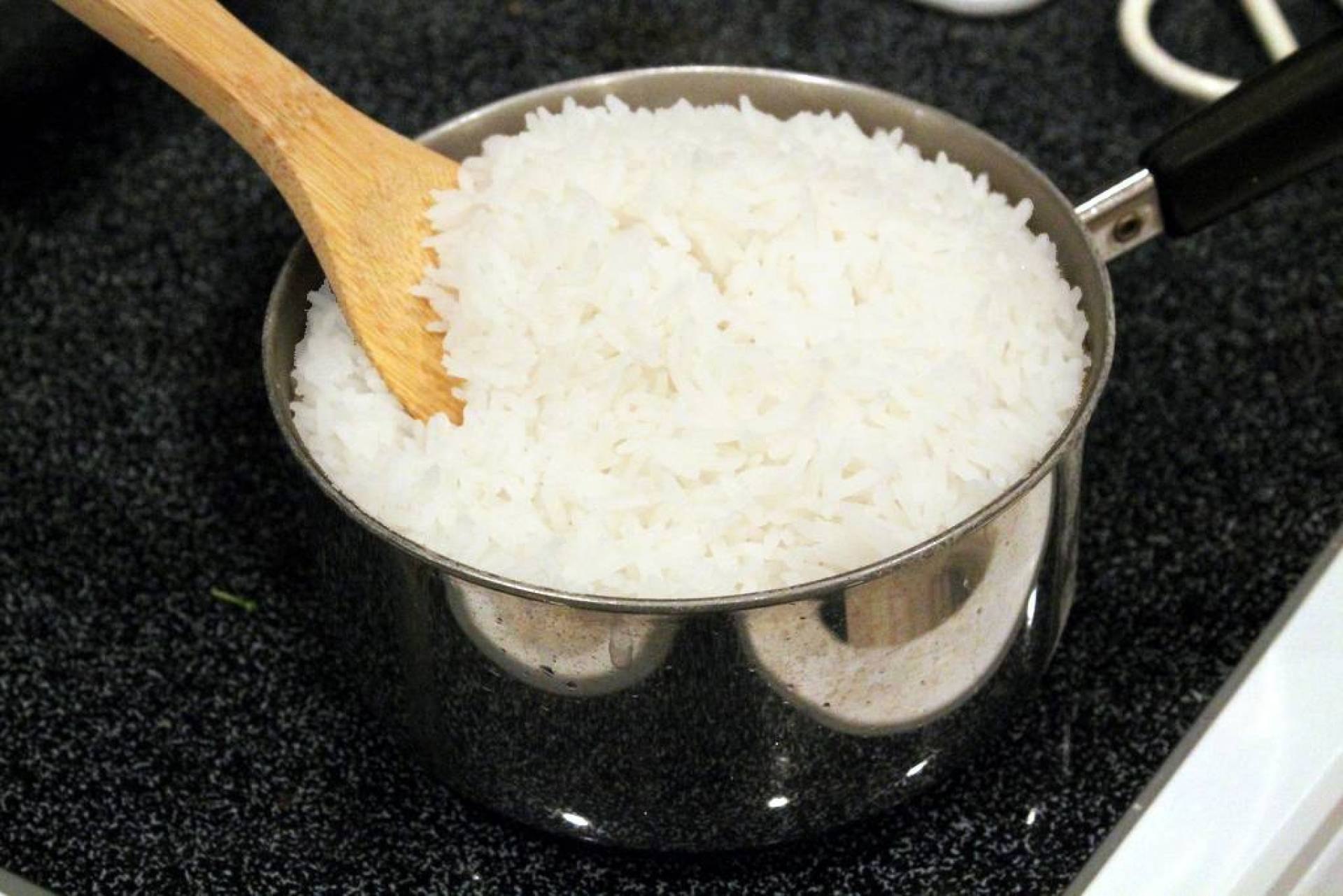 Кипящий рис. Рис пропаренный отварной. Патна рис. Приготовление риса. Отварить рис.