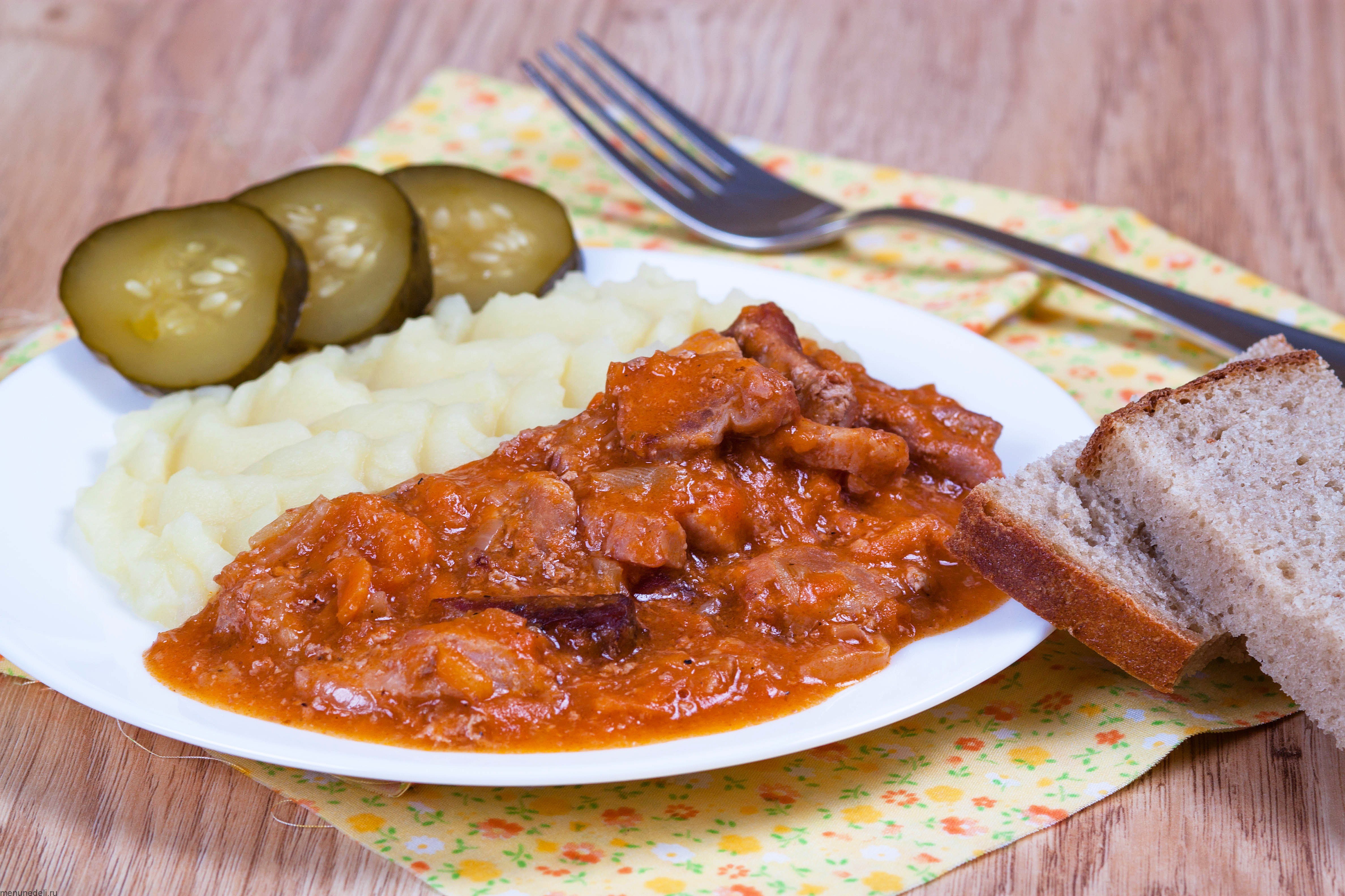 Подлива из свинины советский рецепт. Гуляш в детском саду. Подливка. Мясной гуляш в детском саду. Подлива к гарниру.