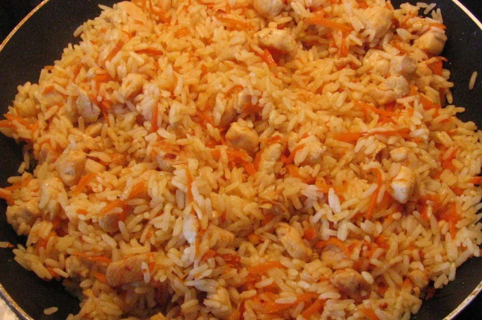 Курица с рисом на сковороде вкусный
