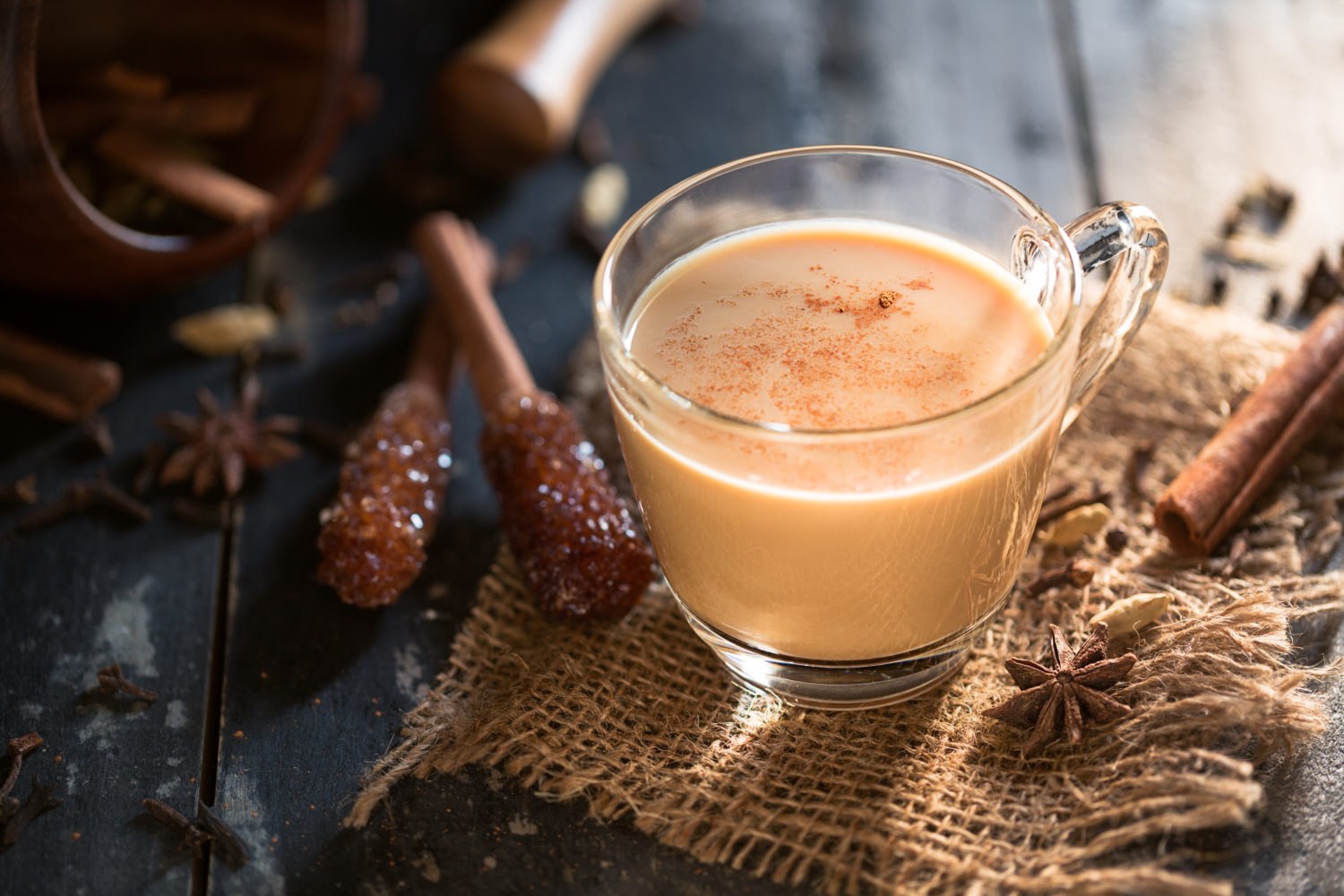 Milk tea. Индийский латте масала. Индийская кухня чай масала. Масала с кокосовым молоком. Чай масала с молоком.