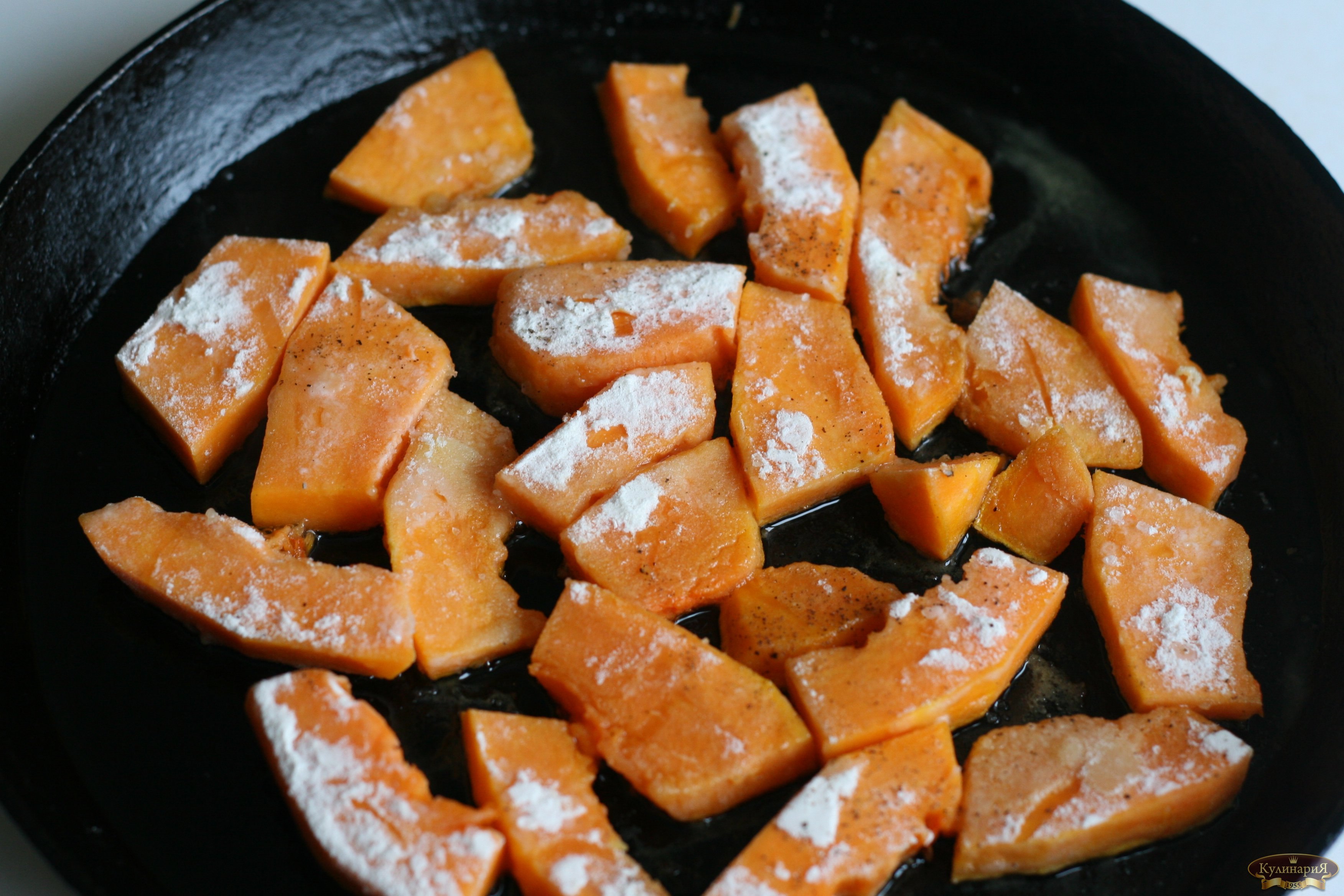 Тыква быстро и вкусно на сковороде. Жареная тыква. Жареная тыква на сковороде. Поджаренная тыква. Тыква обжаренная кусочками.