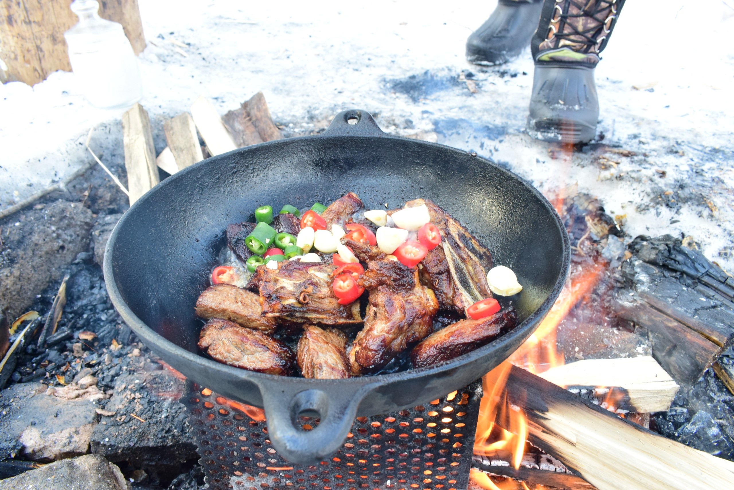 Зимой мясо. Казан кебаб в афганском казане. Мясо для казан кебаб. Казан кебаб в казане на костре. Казан кебаб говядина казан.