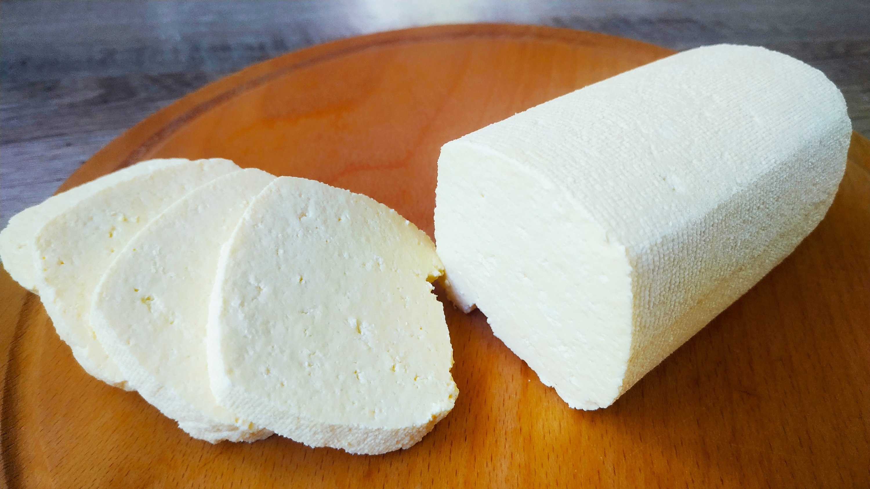 Как приготовить сыр из сметаны и молока. Домашний сыр. Сыр мягкий домашний. Домашний сыр брынза. Мягкий молочный сыр.