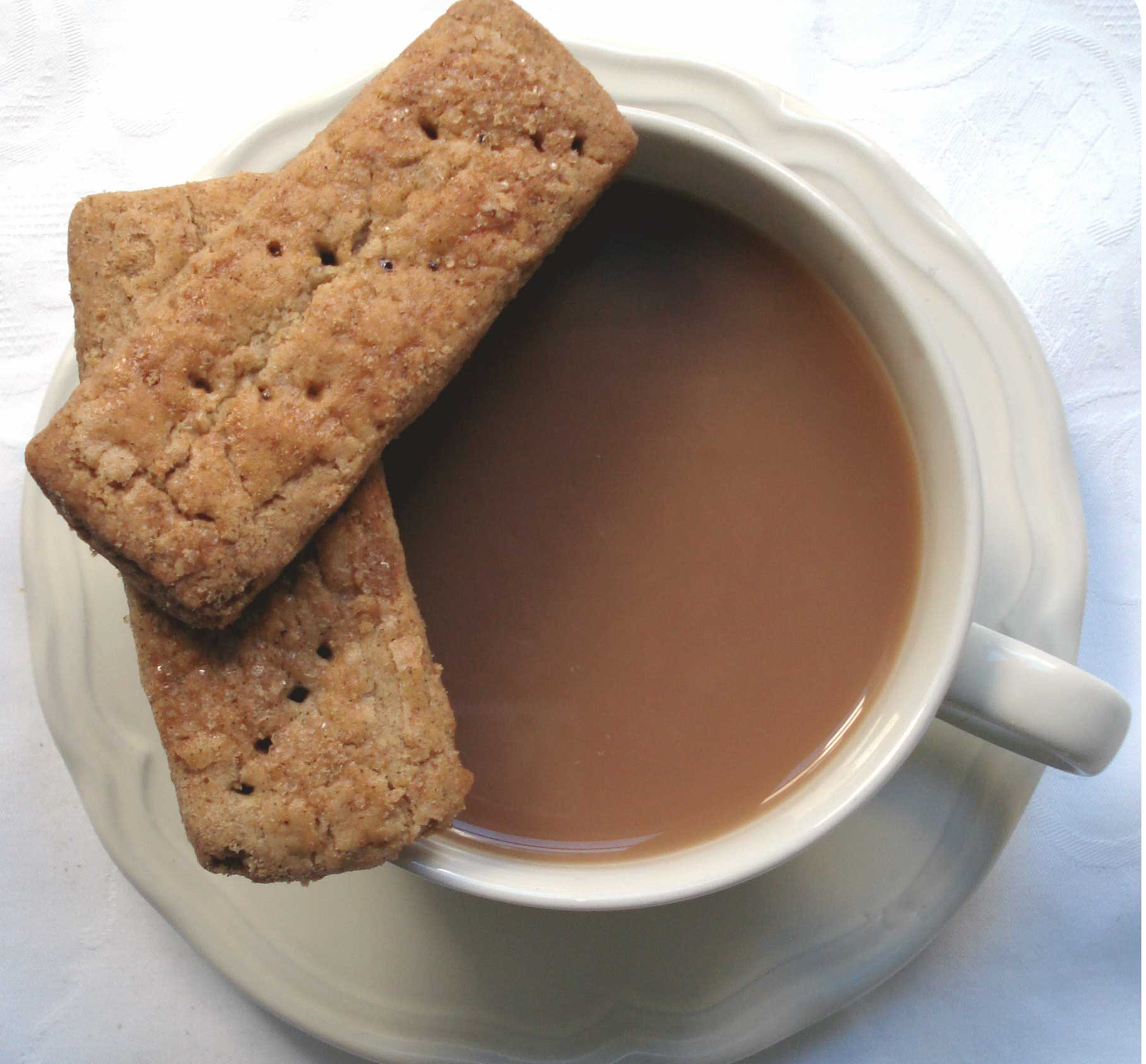 Чай пью с печеньем. Чай с печеньем. Кружка чая с печеньем. Чаепитие с печеньем. Чай с печенюшками.