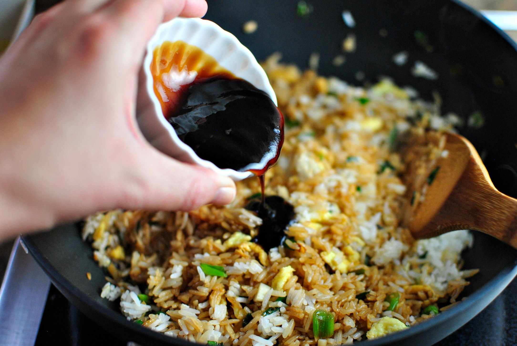 Рис с курицей на сковороде с соевым. Рис с соевым соусом. Жареный рис с соевым соусом. Японская кухня рис. Плов с соевым соусом.