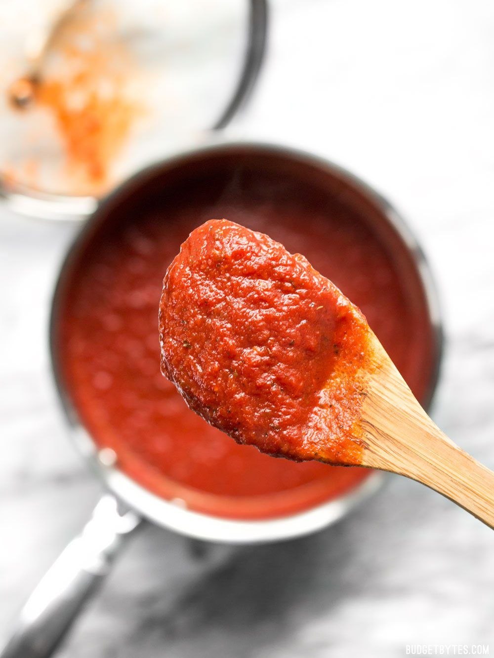 Вкусный рецепт томатного соуса. Соус. Томатный соус. Томатный соус для пиццы. Густой томатный соус.