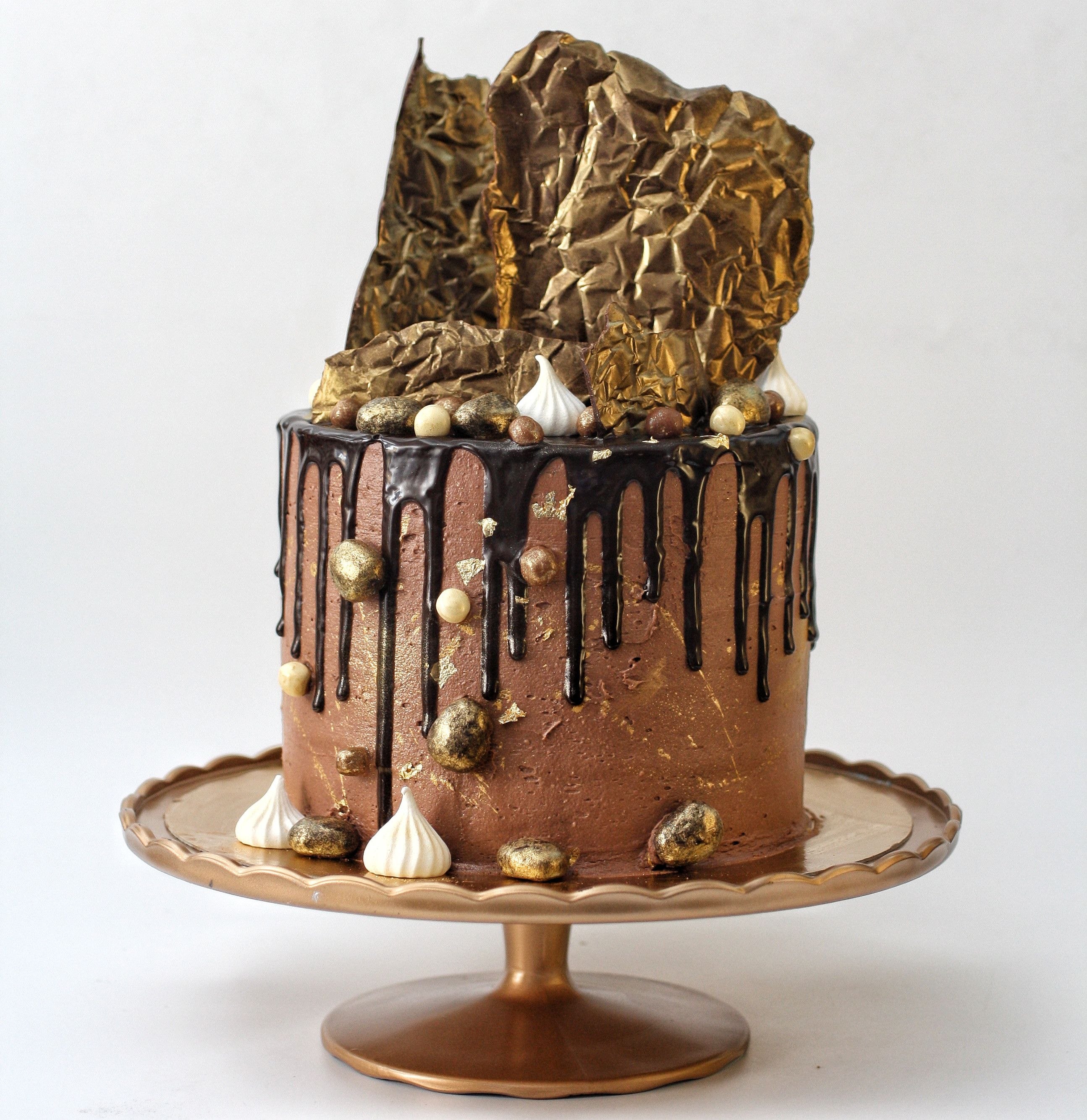 Украшение торта золотом. Украшение торта сусальным золотом. Декор торта с пищевым золотом. Декор торта с сусальным золотом. Сусальное золото на торте.