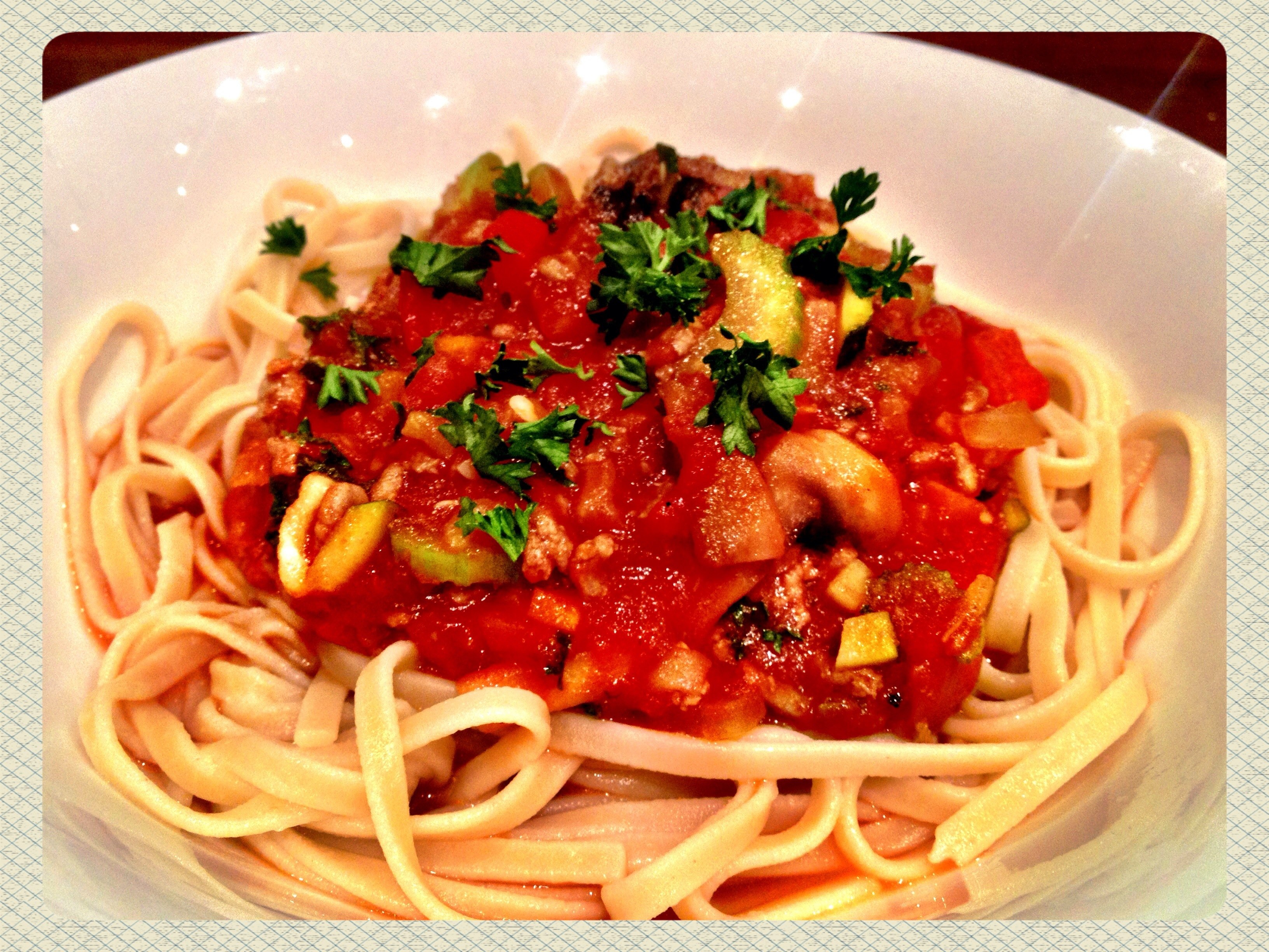 Спагетти болоньезе томатная паста. Макароны с томатной пастой. Спагетти болоньезе. Болоньезе с овощами. Паста болоньезе с овощами.