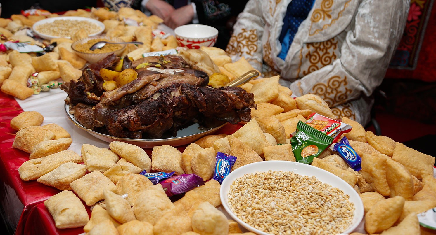 Какие блюда на наурыз. Казахская кухня. Казахские угощения. Казахская кухня национальные блюда. Наурыз праздник еда.