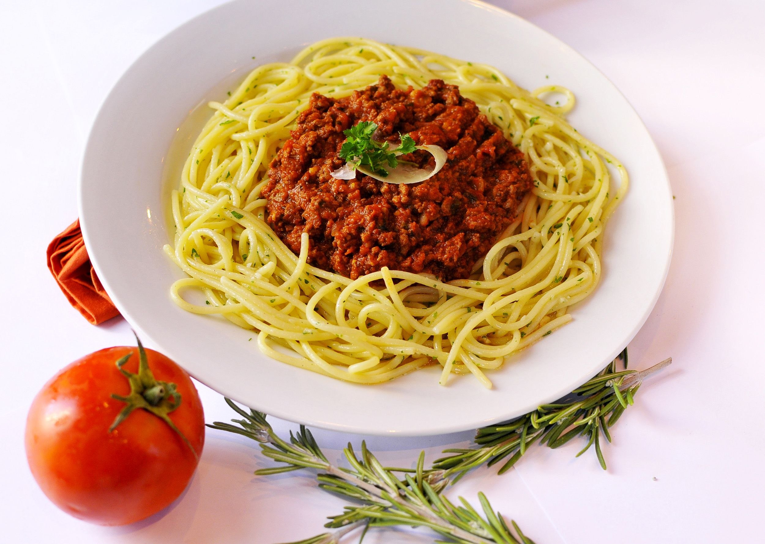 Спагетти болоньезе томатная паста. Болоньезе паста болоньезе. Болоньезе с фаршем. Спагетти болоньезе с фаршем. Паста болоньезе макароны по флотски.
