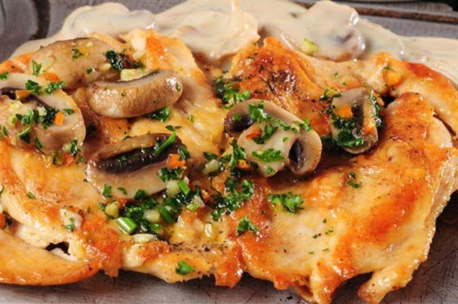 Рецепт приготовления курицы с грибами. Филе курицы с шампиньонами с грибами. Куриная грудка с шампиньонами и сыром. Куриное филе запеченное с грибами. Курица с грибами в духовке.