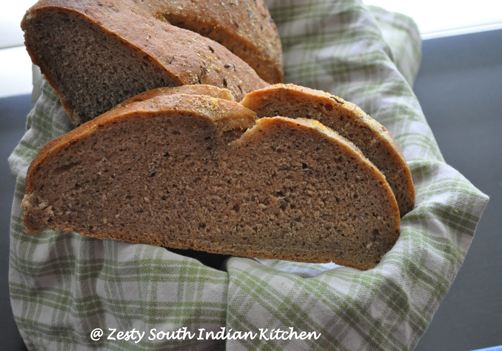 Правильный хлеб рецепт. Рижский хлеб на хлебозаводе. Рижский хлеб цельнозерновой бездрожжевой. Рижский хлеб ржаной. Хлеб ржаной Рижский хлеб.