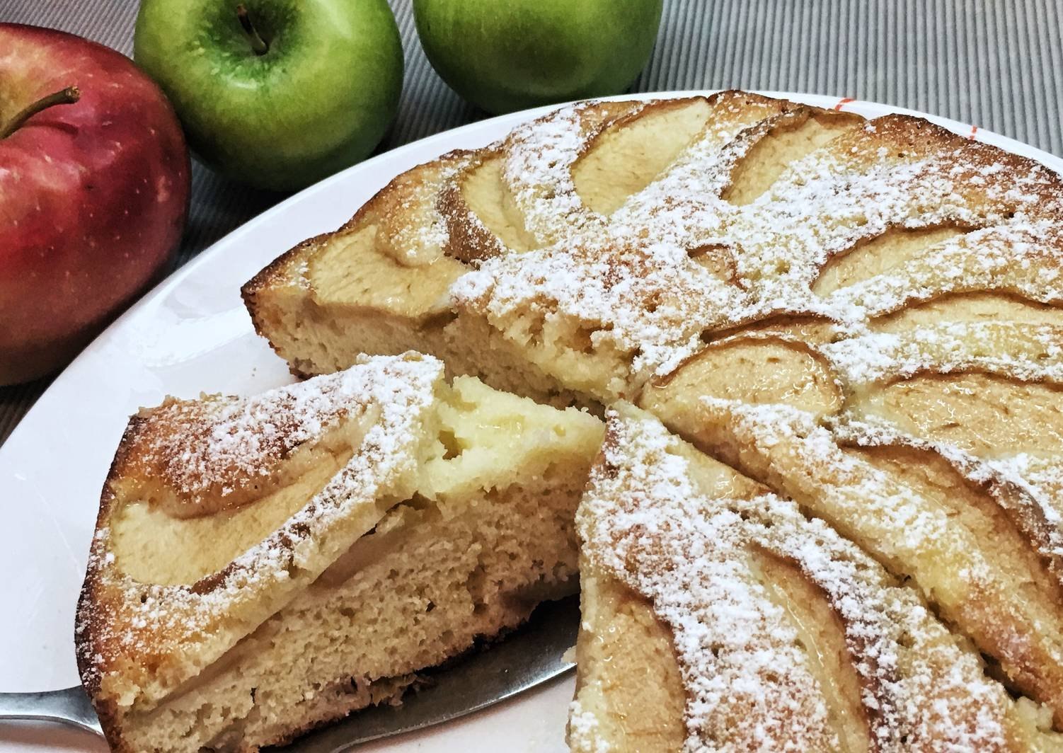 Пирог с готовыми яблоками. Пирог шарлотка. Шарлот яблочный. Пирог шарлотка с яблоками.