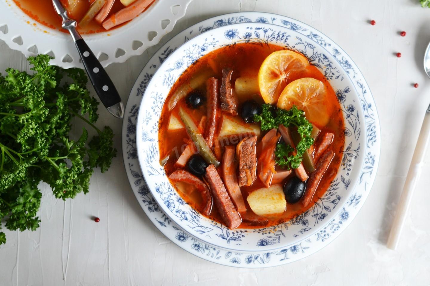 Солянка мясная классическая с картошкой и огурцами. Солянка. Солянка сборная с колбасой. Солянка с картошкой. Солянка сборная мясная с картошкой и колбасой.