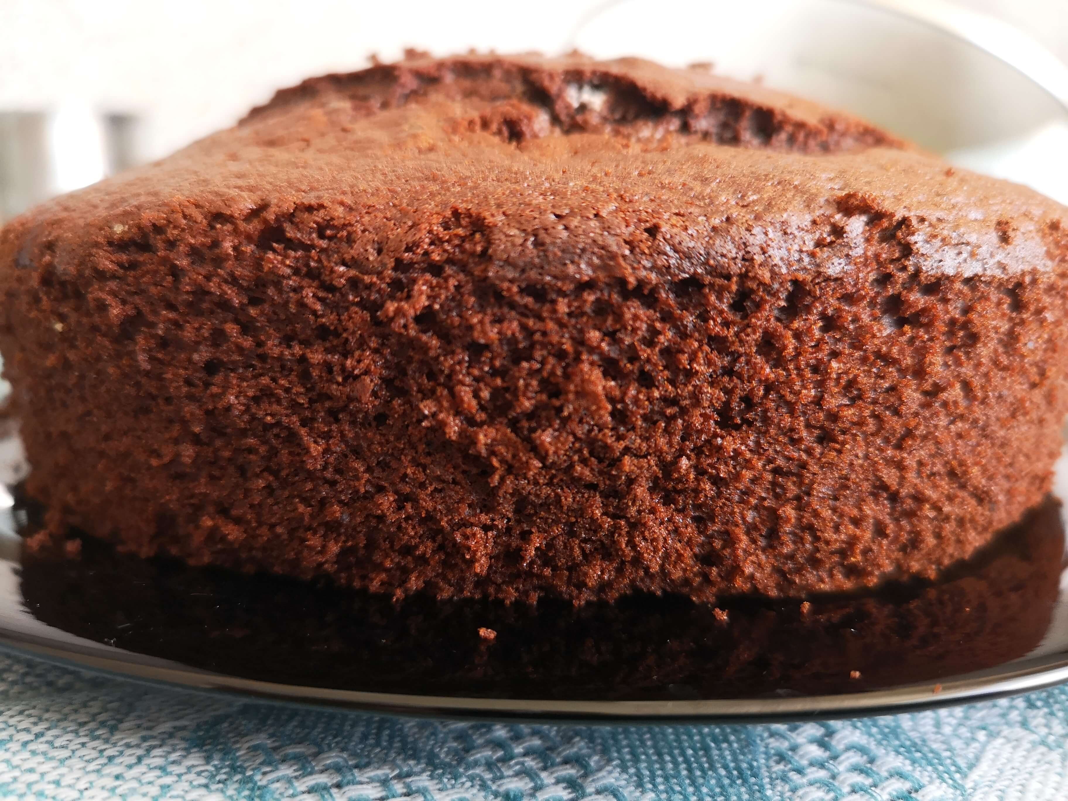 Простой рецепт шоколадного торта с фото. Шифоновый бисквит на кипятке. Шоколадный бисквит. Шоколадный бисквит для торта пышный. Воздушный шоколадный бисквит.