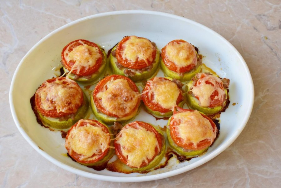 Кабачки с фаршем и помидорами