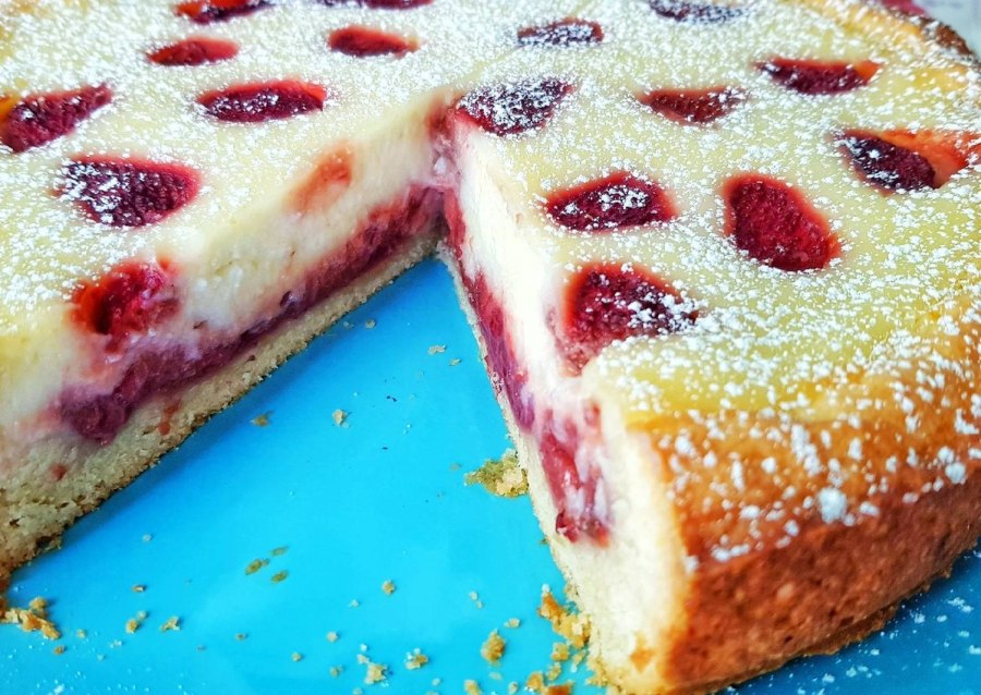 Клубничный пирог со сметанной заливкой