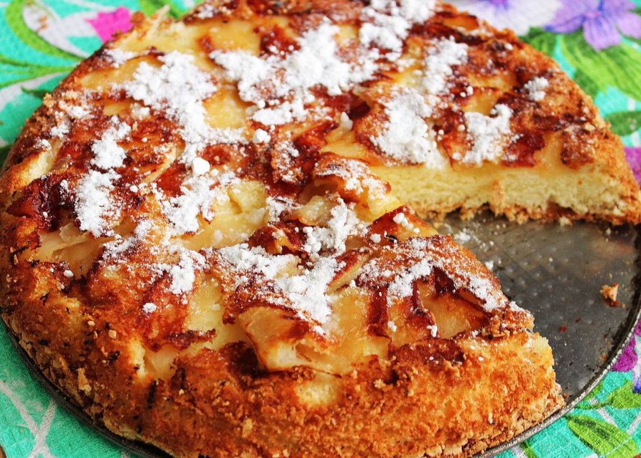 Шарлотка с яблоками