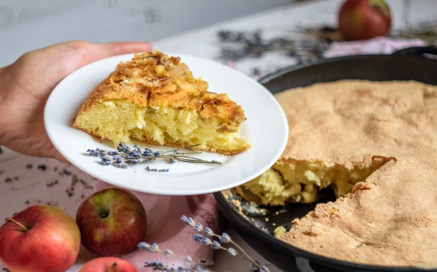 Шарлотка с карамелизированными грушами