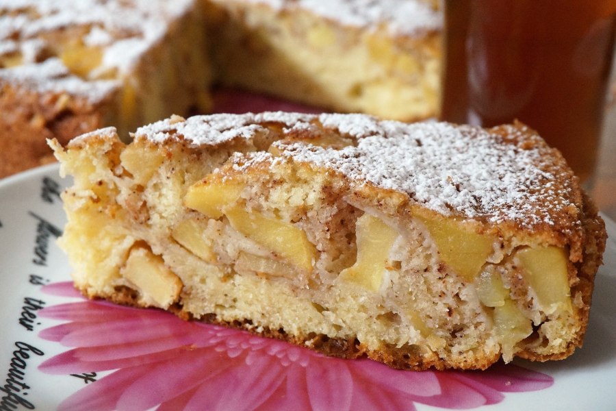 Бисквит с яблоками