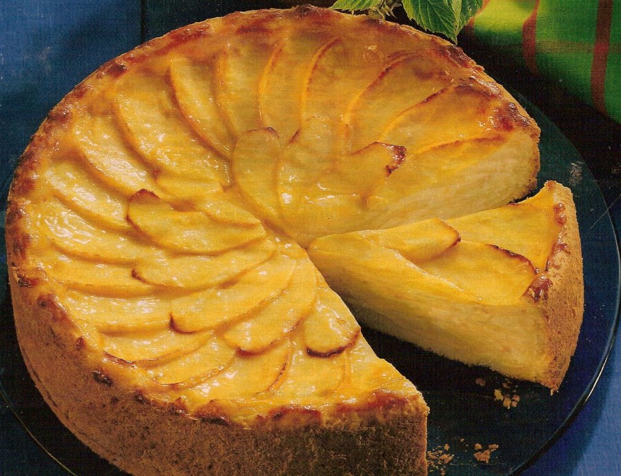 Шарлотка пышная с яблоками