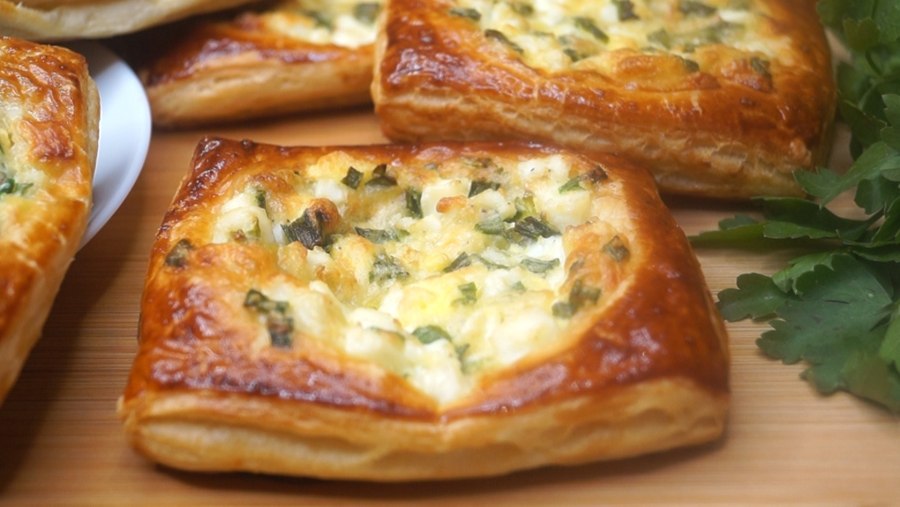 Пирог из слоёного теста с луком и яйцом
