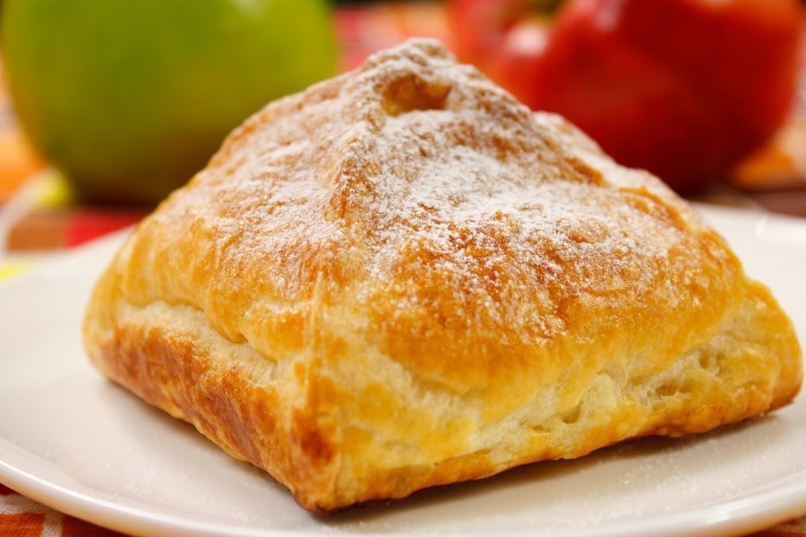 Слойки с яблоками