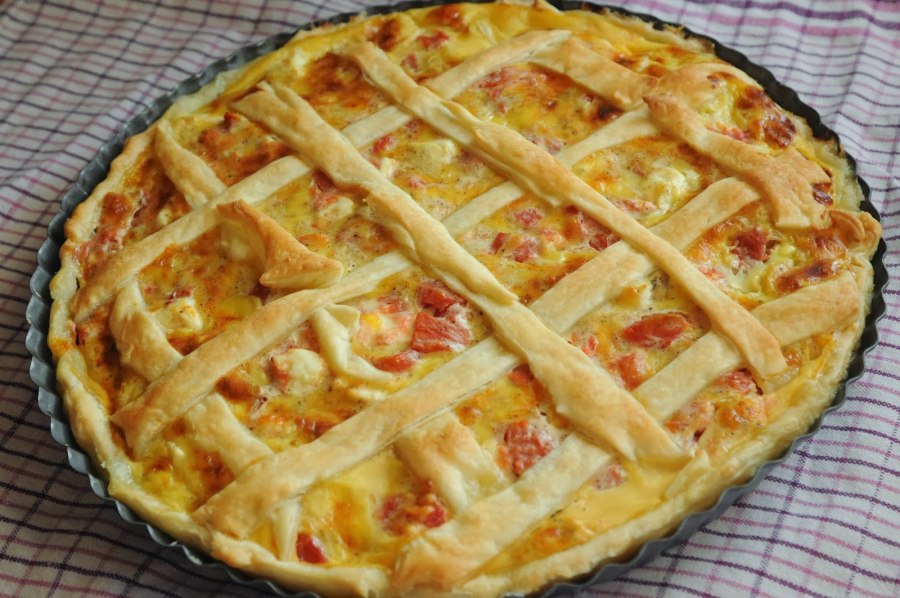 Пирог из слоеного теста с курицей