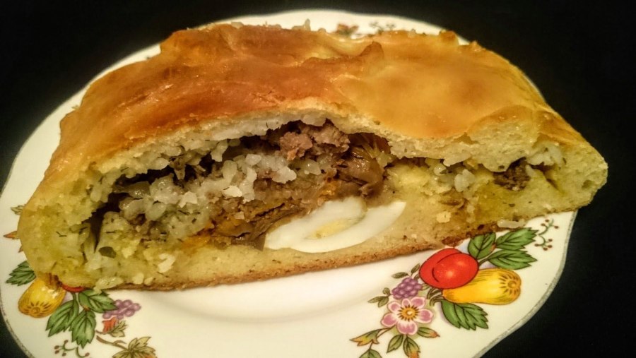 Кулебяка с фаршем и картошкой