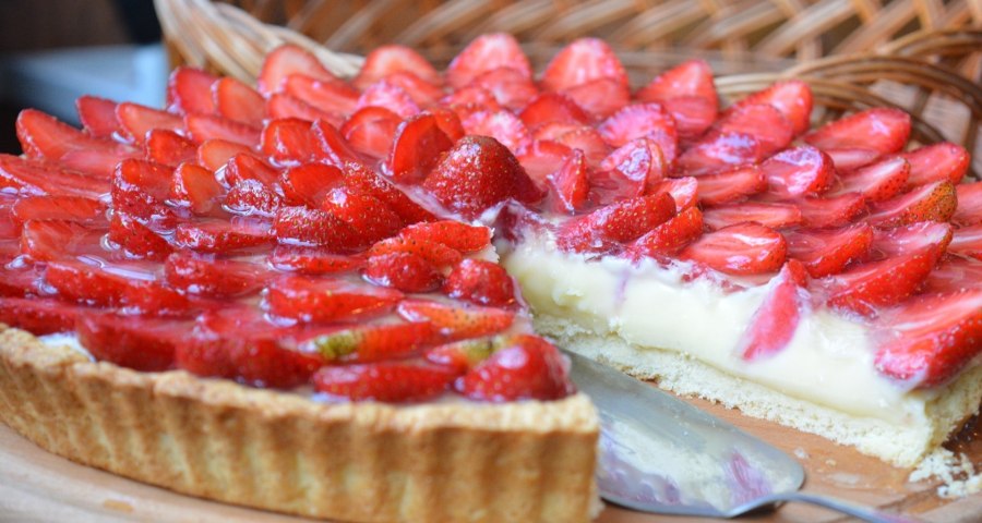 Пирог с творогом и клубникой
