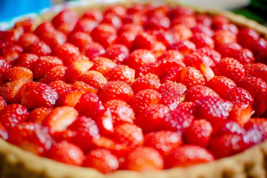 Десерт с клубникой