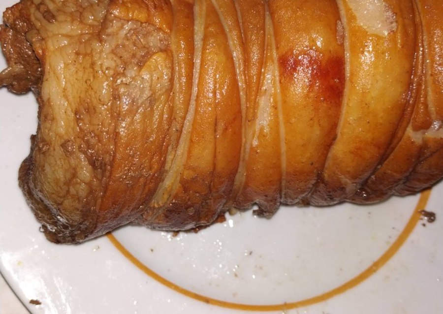 Рулет из свинины в луковой шелухе