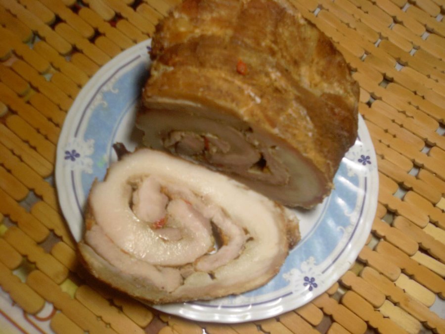 Рулет из свиной кожи