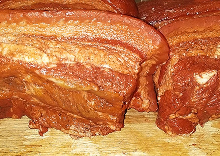 Грудинка свиная в луковой шелухе