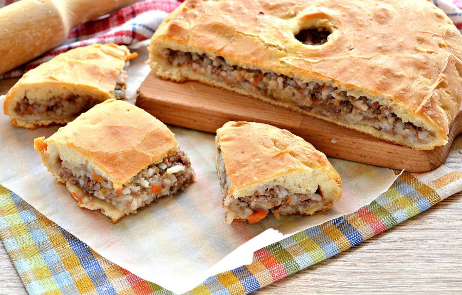 Пирог с мясом из слоеного теста