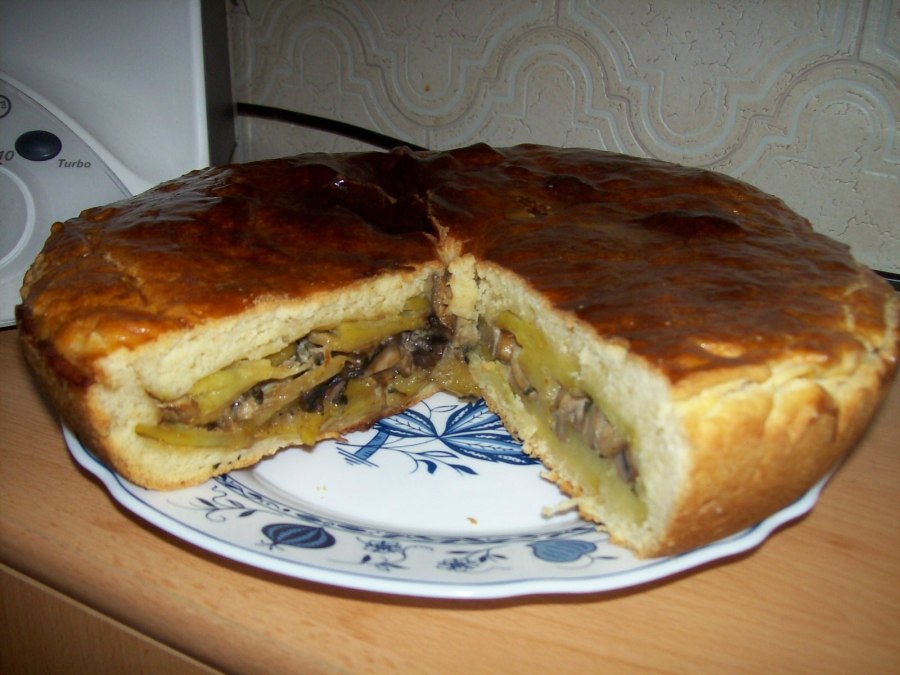 Заливной пирог с картошкой и грибами