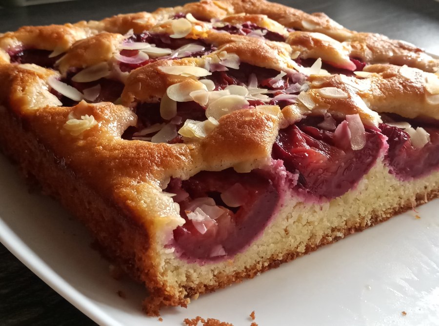 Сливовая шарлотка